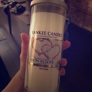 Brand new never use Snow In Love Yankee Candle